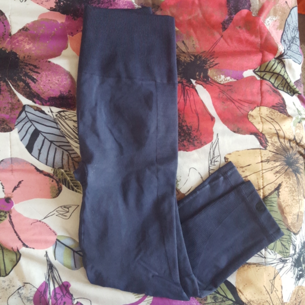 Lululemon Zoned In Crop - Picture 3 of 9